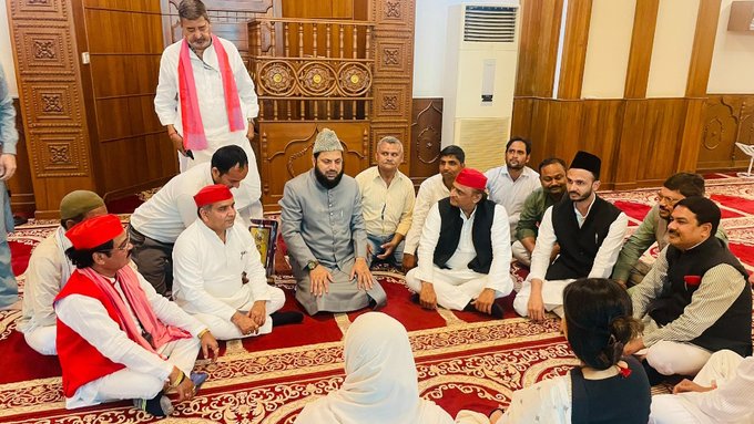 अखिलेश यादव की मस्जिद में बैठक पर गरमाई सियासत - Panchayati Times