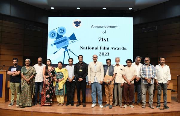 Shri Ashutosh Gowariker (Feature Film Jury Chairperson), Shri P. Sheshadri (Non-Feature Film Jury Chairperson), and Dr. Ajay Nagabhushan MN, Joint Secretary (Films). Ms. Mattu J. P. Singh, Director General, PIB,