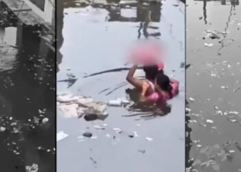 Prayagraj flood videos The parents crossed the flood waters carrying their child on their heads