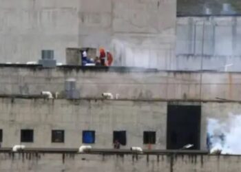 Firing and rioting in a prison in the South American country of Ecuador, 14 people including 13 inmates died.