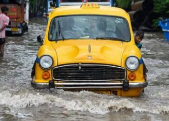 Kolkata waterlogged: 5 people death and Many schools have declared a holiday