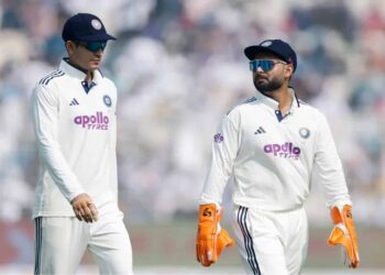 गुवाहाटी टेस्ट: गर्दन की चोट के कारण शुभमन गिल बाहर, ऋषभ पंत संभालेंगे कप्तानी - Panchayati Times