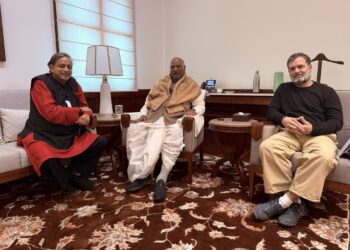 राहुल गांधी सांप्रदायिकता के खिलाफ मजबूत आवाज: शशि थरूर - Panchayati Times