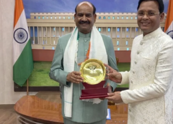 चिकित्सा के क्षेत्र में नवाचार को बढ़ावा देने वाले डॉ. पंकज कुमार अक्षय को लोकसभा अध्यक्ष ने किया सम्मानित - Panchayati Times