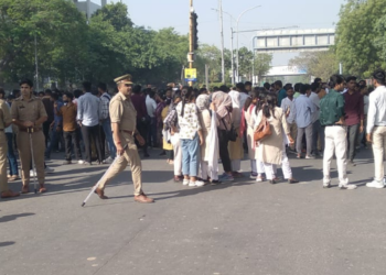 नोएडा फेस-2 में वेतन विवाद ने लिया उग्र रूप, प्रदर्शनकारियों और पुलिस में टकराव - Panchayati Times