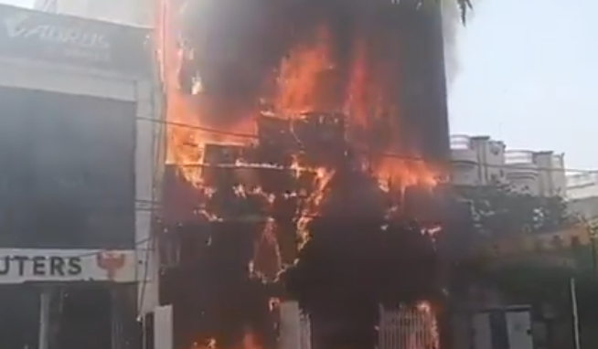 लखनऊ कोचिंग सेंटर अग्निकांड: 15 मौतों ने उजाड़े कई परिवार, जांच और कार्रवाई तेज - Panchayati Times