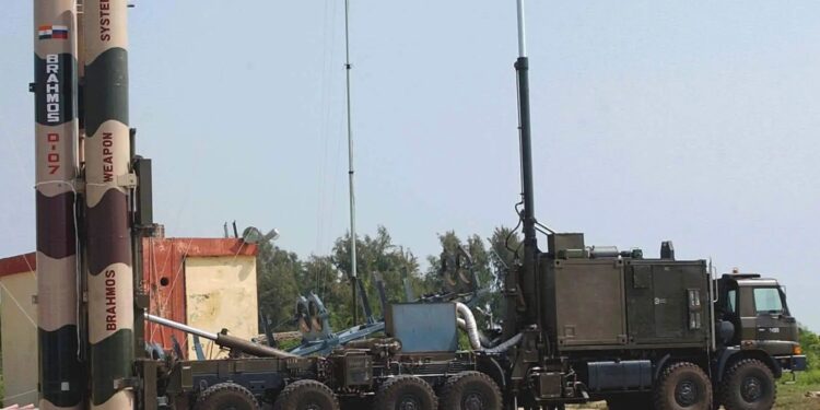 India Defence Exports: ब्रह्मोस से आकाशतीर तक दुनिया में बढ़ी भारतीय हथियारों की मांग, रक्षा निर्यात में नई ऊंचाइयों की ओर भारत - Panchayati Times