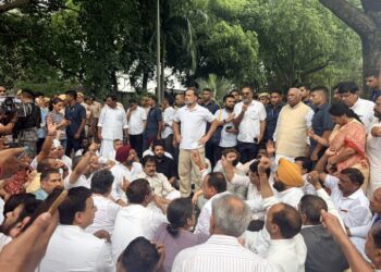 पीएम आवास के बाहर राहुल गांधी का धरना जारी, कांग्रेस ने रखीं 6 प्रमुख मांगें; सरकार से हुई बातचीत - Panchayati Times