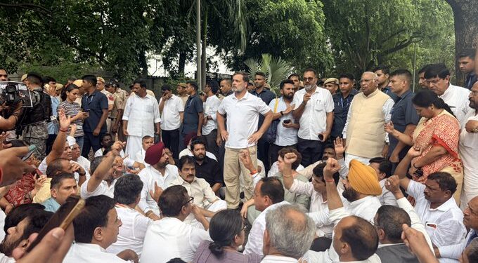 पीएम आवास के बाहर राहुल गांधी का धरना जारी, कांग्रेस ने रखीं 6 प्रमुख मांगें; सरकार से हुई बातचीत - Panchayati Times