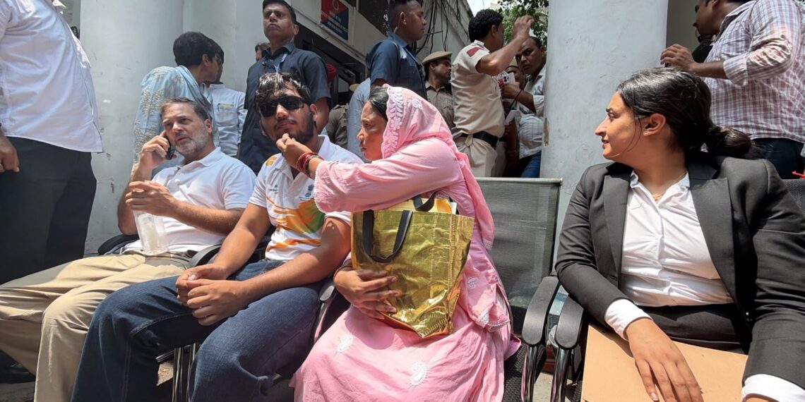 पैलेट गन मामले में थाने पहुंचे राहुल गांधी, FIR की मांग को लेकर बैठे धरने पर - Panchayati Times