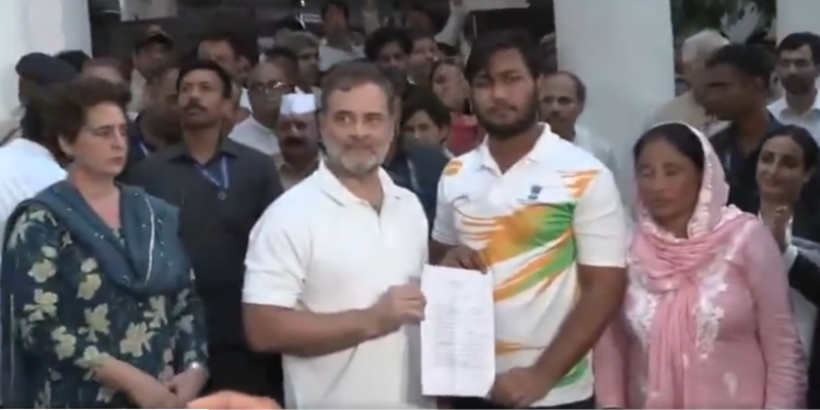 राहुल गांधी के धरने के बाद पैलेट गन मामले में FIR दर्ज - Panchayati Times