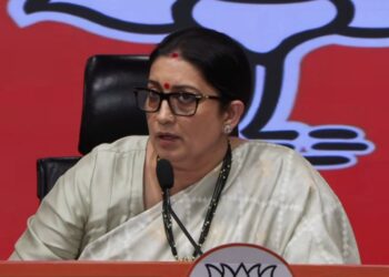 SIR विवाद पर BJP-Congress आमने-सामने, स्मृति ईरानी ने पूछा- डुप्लीकेट नाम क्यों चाहिए? - Panchayati Times