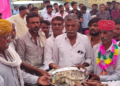 सरपंच का चुनाव हारने पर गांव वालों ने दिए 25 लाख रुपये - Panchayati Times