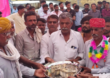 सरपंच का चुनाव हारने पर गांव वालों ने दिए 25 लाख रुपये - Panchayati Times