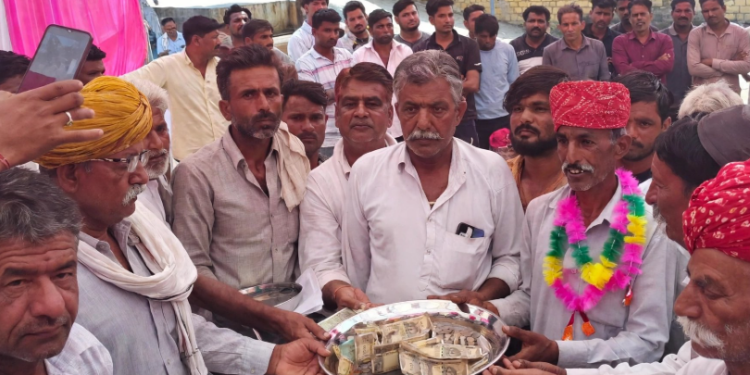 सरपंच का चुनाव हारने पर गांव वालों ने दिए 25 लाख रुपये - Panchayati Times
