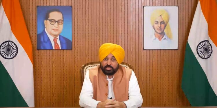 भगवंत मान को दिल्ली एयरपोर्ट पर 3 घंटे रोके रखने का AAP का दावा, ₹50 हजार के चालान पर केंद्र सरकार को घेरा - Panchayati Times